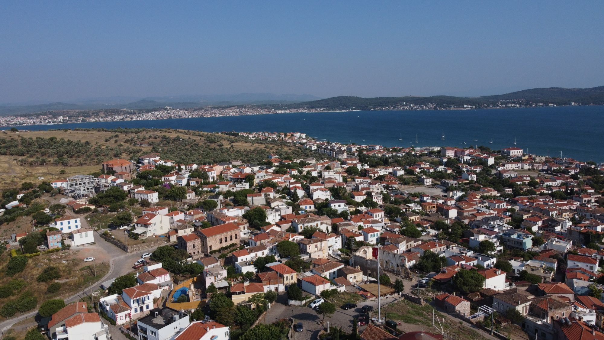 Ayvalık’ta kiremit çatılı evler, zeytinlikler, Ege kıyısı