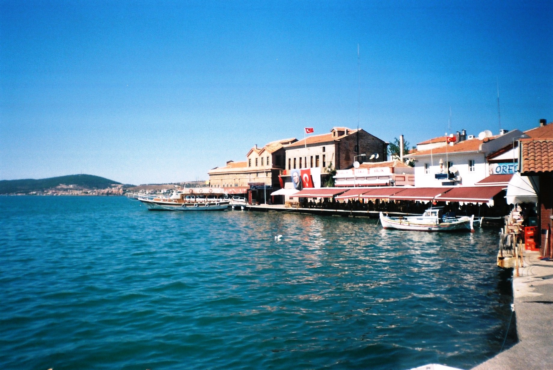 Ayvalık kıyısındaki tarihî evler, iskeleler, kayıklar; 2007